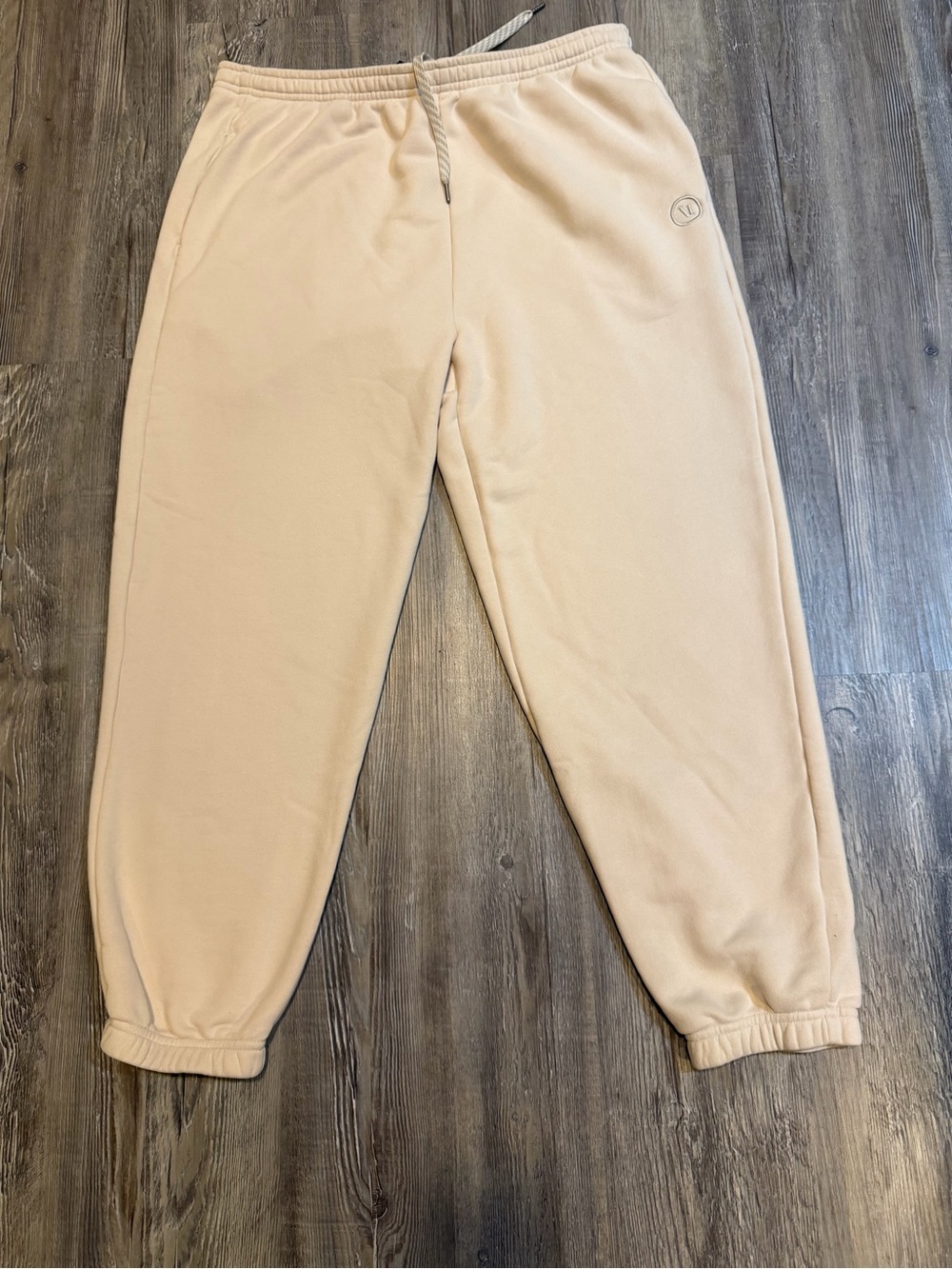 Vuori “The Rise the shine” women’s beige cuffed joggers size XL tie waist
